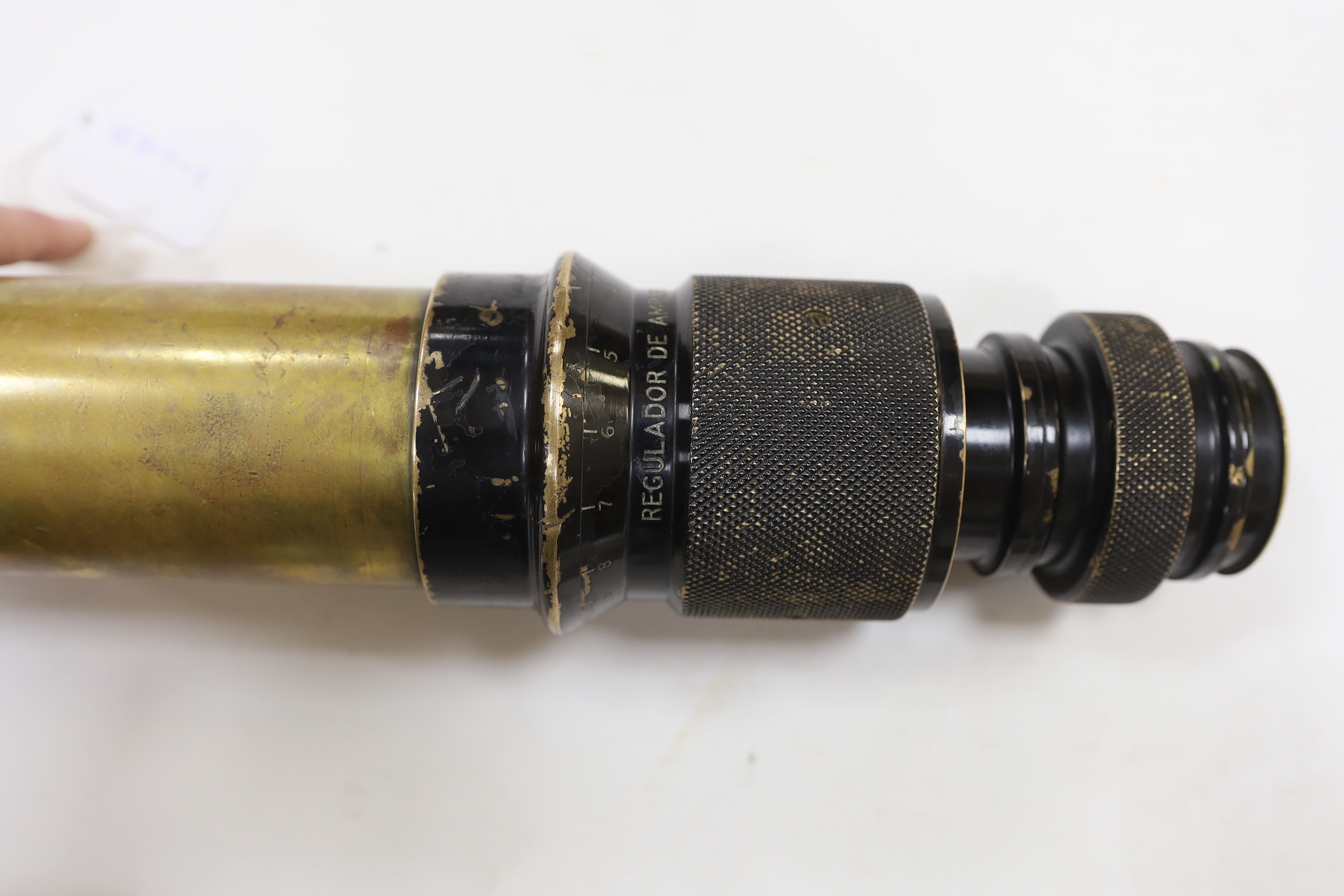 A First World War cased Vickers-Armstrongs Ltd, London, gun sighting telescope No.566, in fitted case with turned brass stand and colour filters, etc. applied brass plaque to the case; ‘CAIXA N45’, sight 52.5cm long, cas